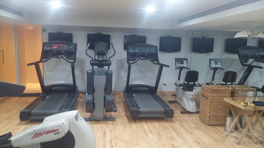 더 파크 방갈로르 벵갈루루 외부 사진 A Life Fitness gym