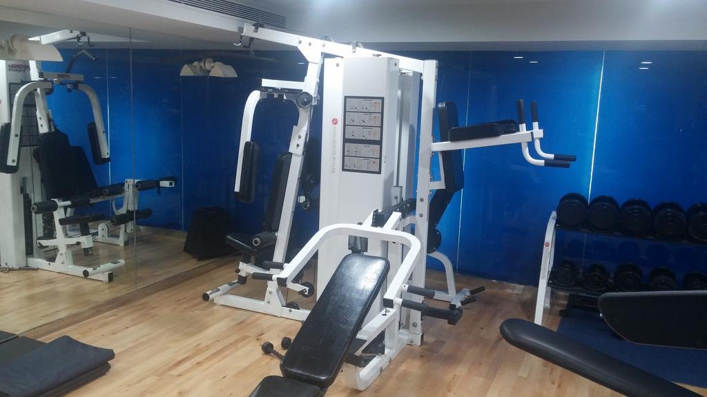 더 파크 방갈로르 벵갈루루 외부 사진 A leg press machine