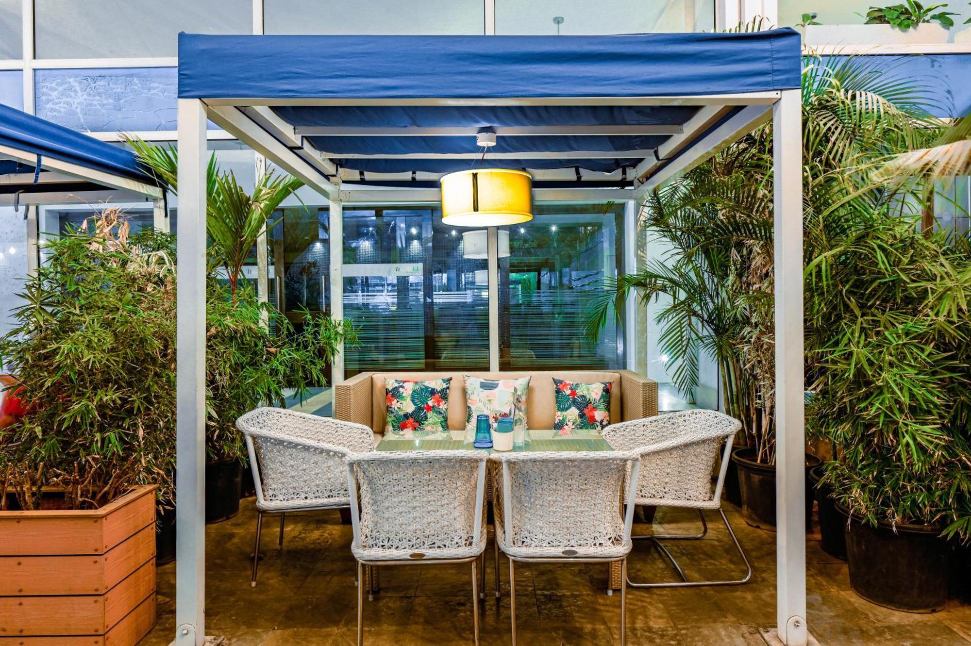 더 파크 방갈로르 벵갈루루 외부 사진 A pergola in a restaurant
