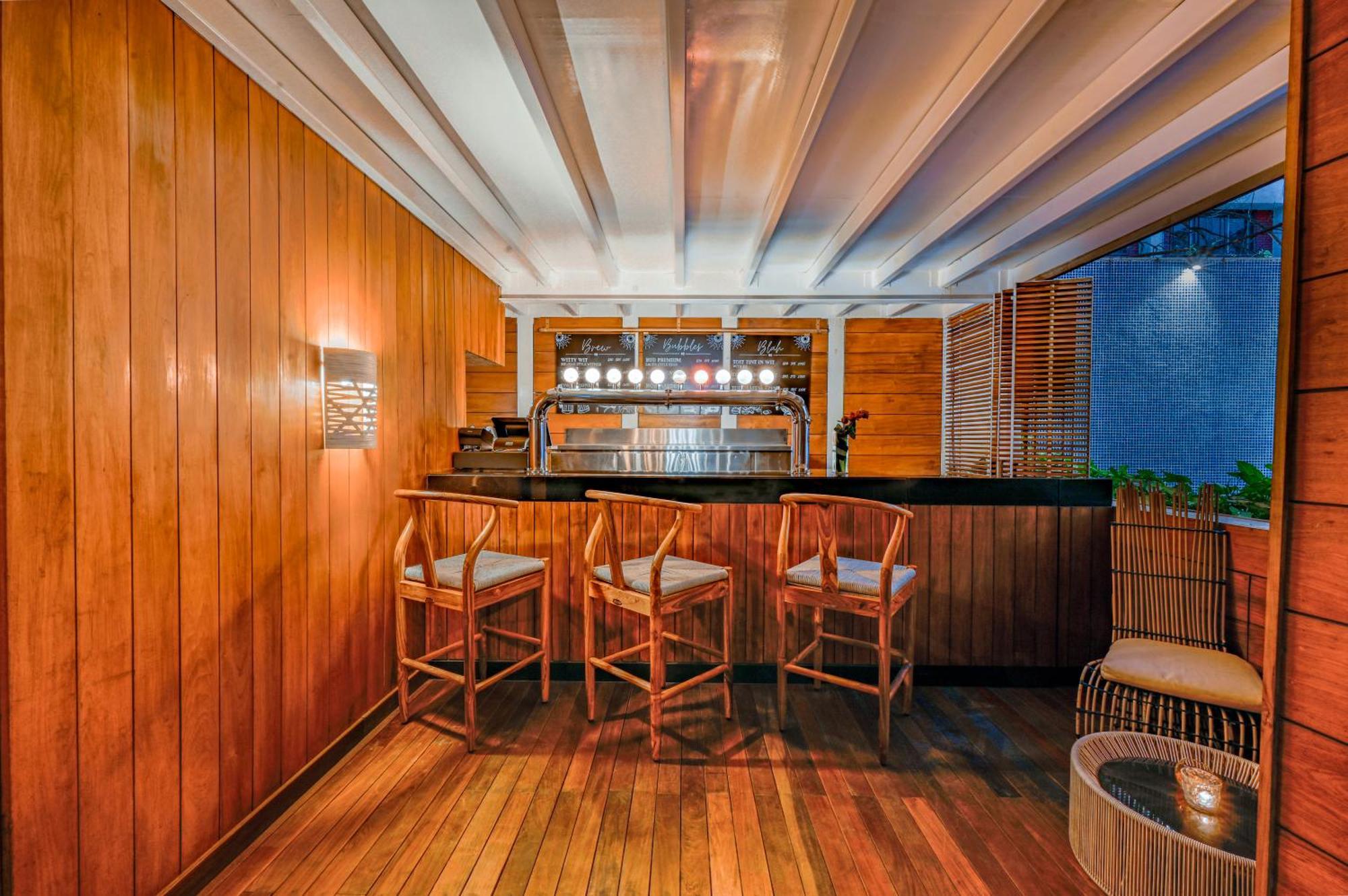 더 파크 방갈로르 벵갈루루 외부 사진 The bar at the 19th floor