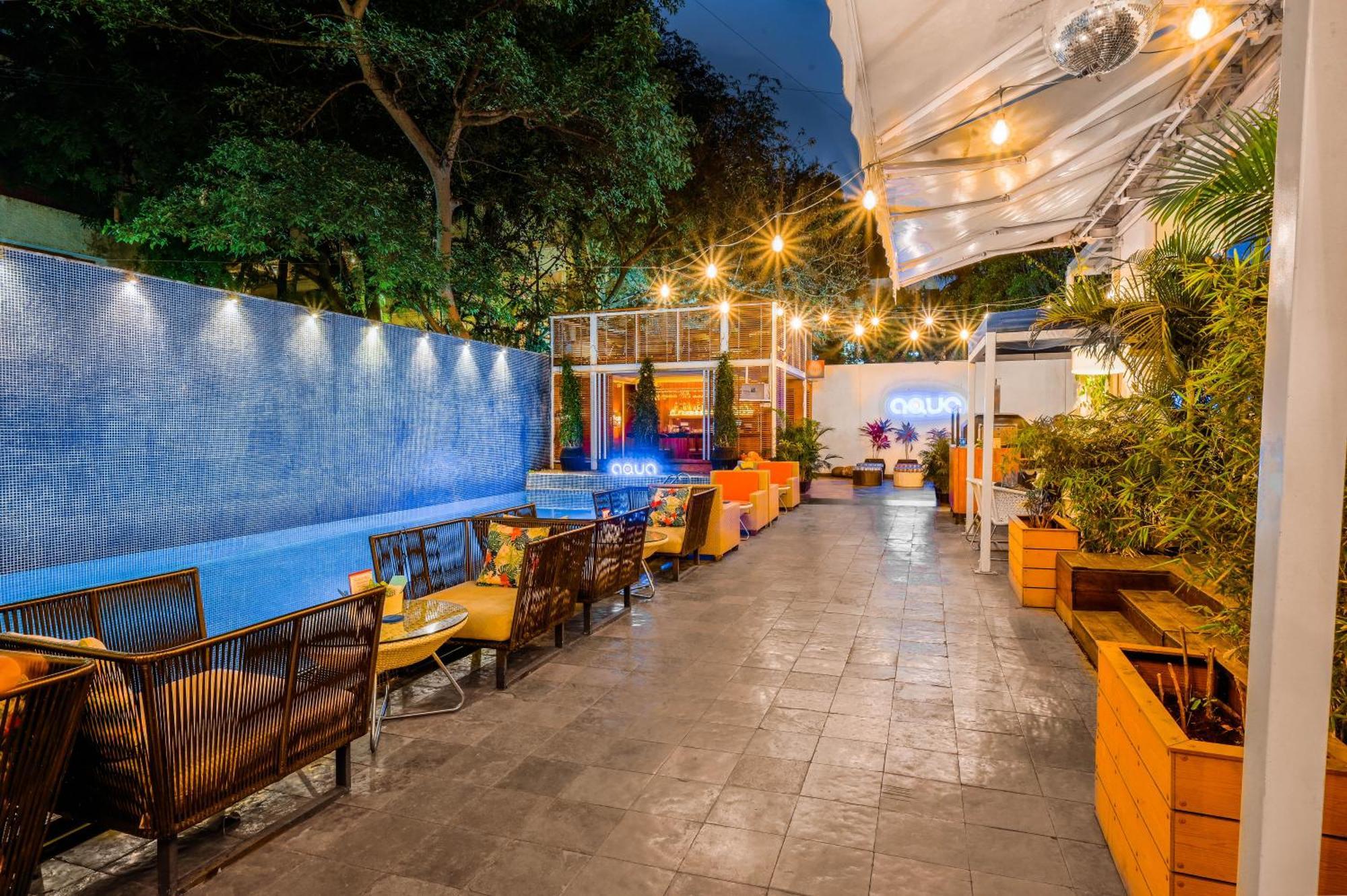 더 파크 방갈로르 벵갈루루 외부 사진 The restaurant's outdoor seating area