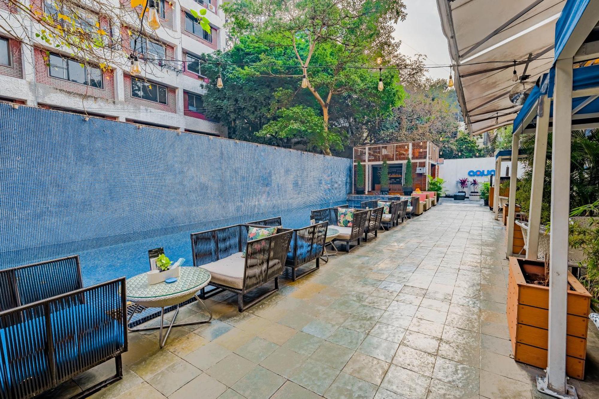 더 파크 방갈로르 벵갈루루 외부 사진 The outdoor seating area of the restaurant