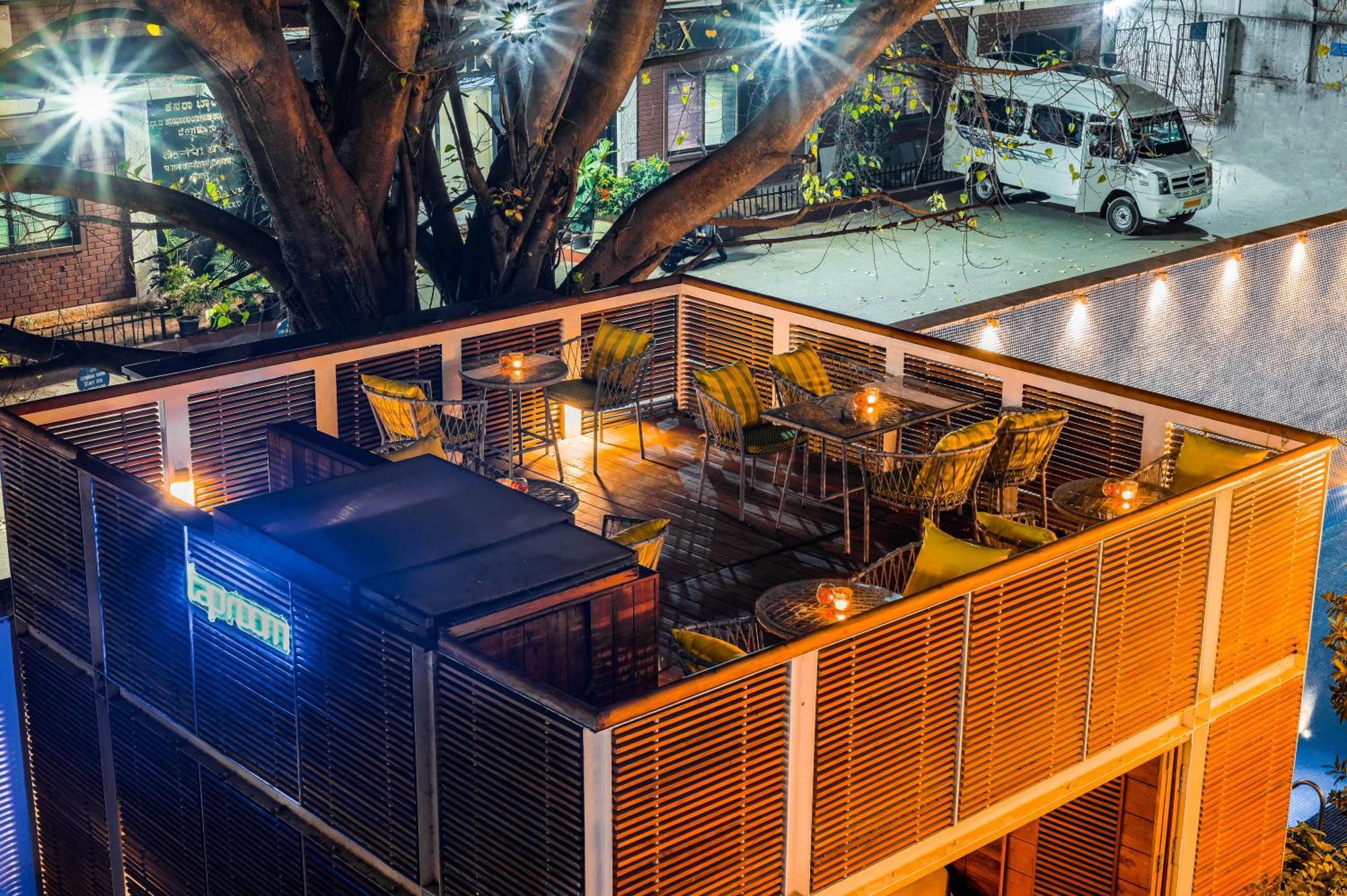 더 파크 방갈로르 벵갈루루 외부 사진 The patio at the restaurant
