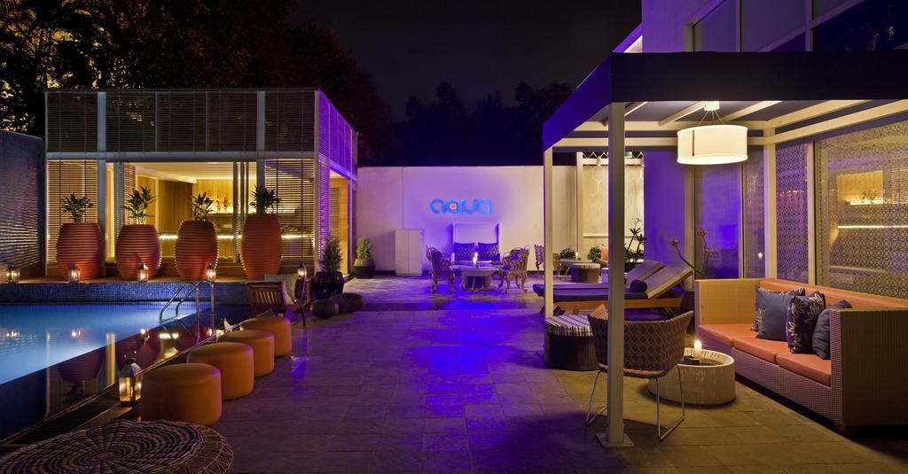 더 파크 방갈로르 벵갈루루 외부 사진 The pool at the hotel
