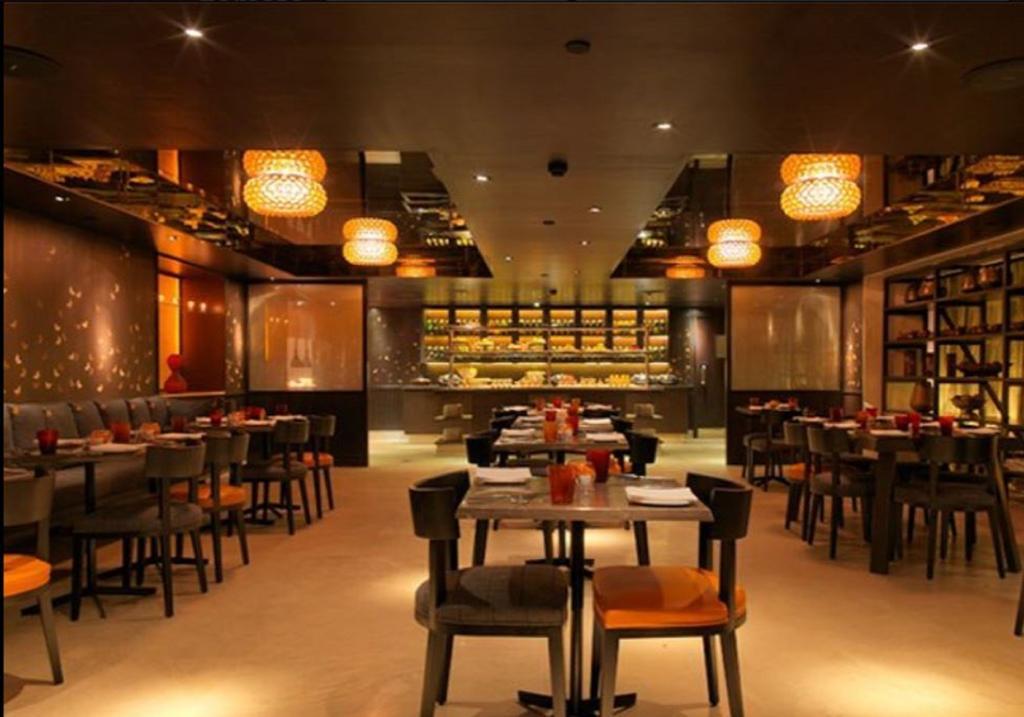 더 파크 방갈로르 벵갈루루 외부 사진 Interior of the restaurant