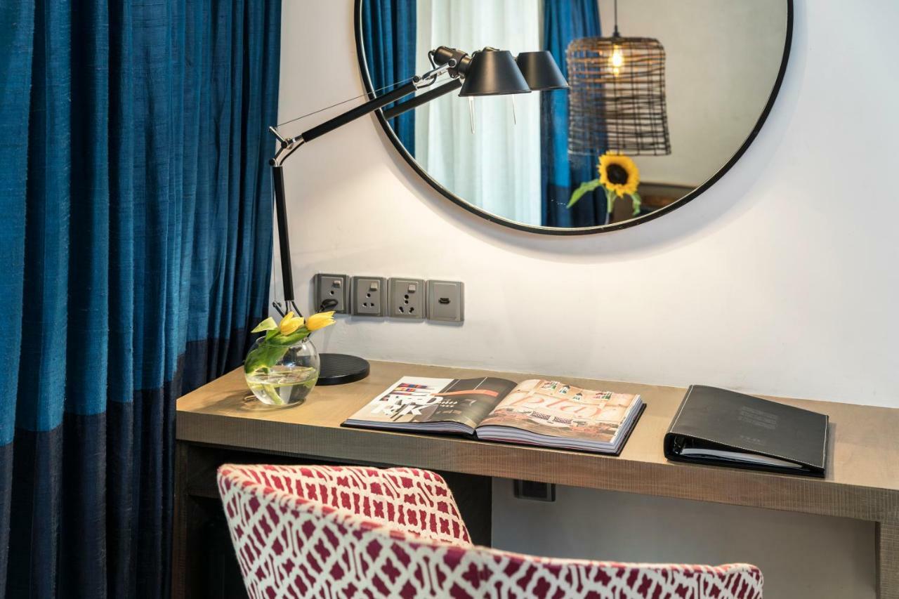 더 파크 방갈로르 벵갈루루 외부 사진 A desk in a hotel room